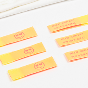 étiquettes à coudre taffetas “Enjoy your day! You look great” étiquettes à coudre taffetas “Enjoy your day! You look great”